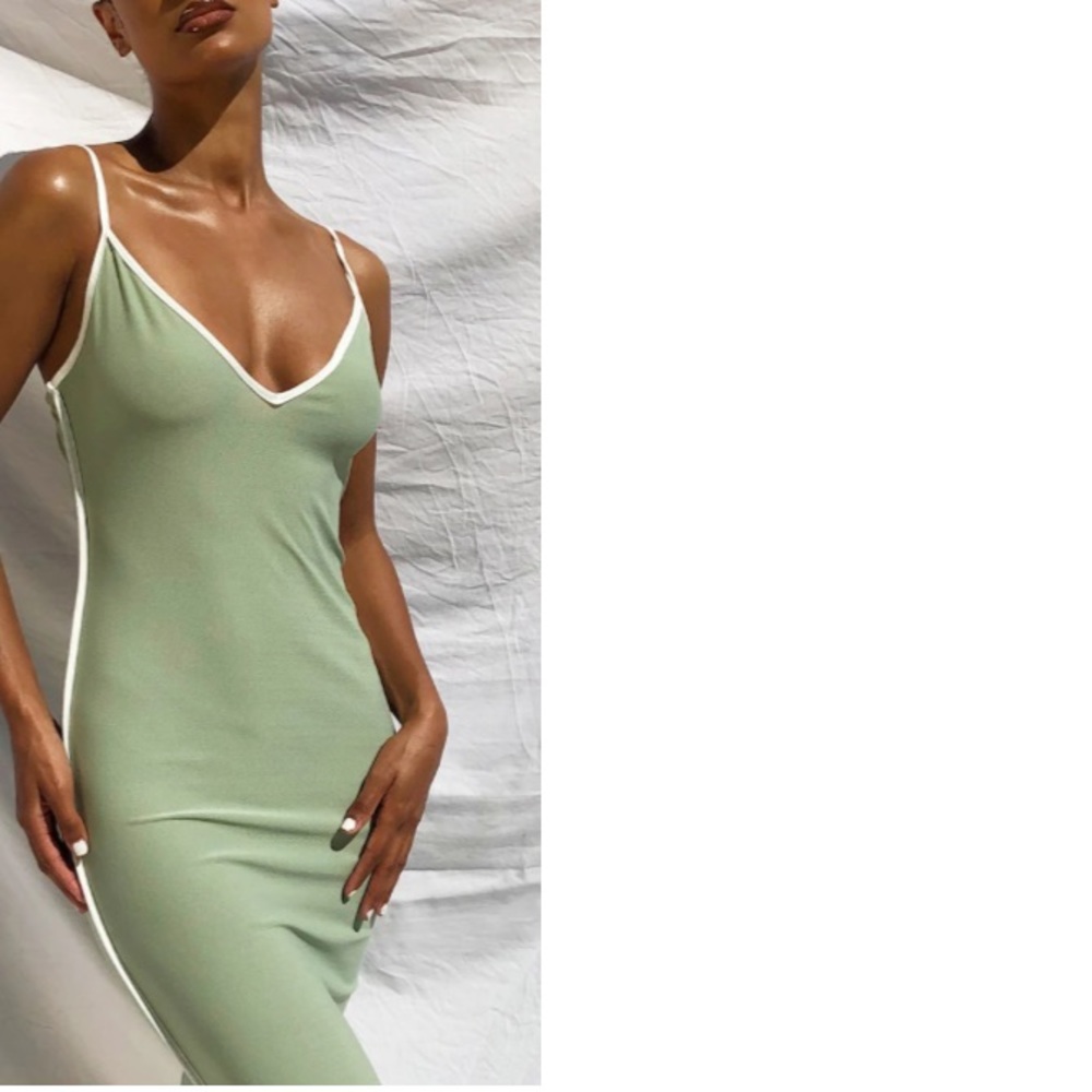 Brand NEW. NEVER worn. Size 4.